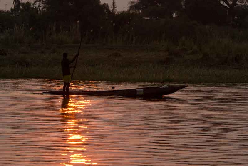 04 - Botswana - parque nacional de Chobe - rio Chobe - pescador